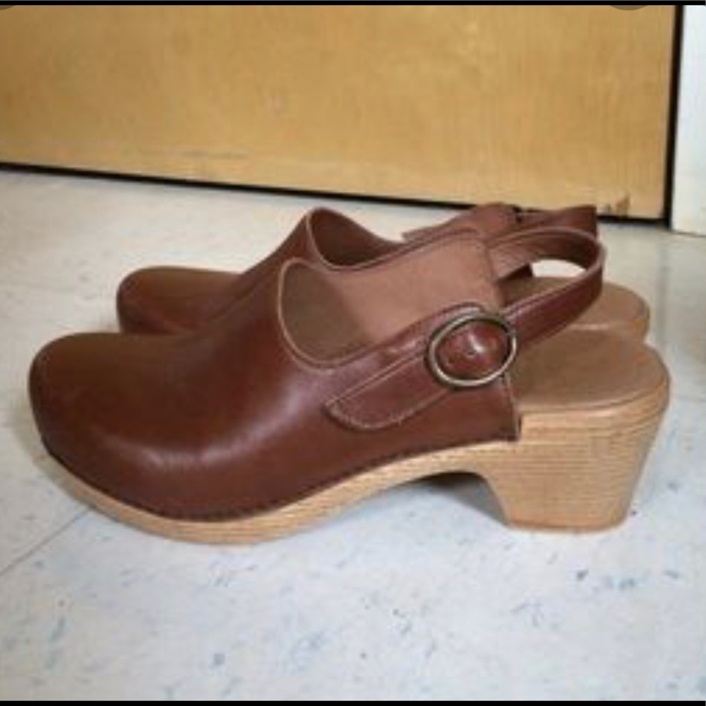 ISO Dansko Madison clogs Size 39